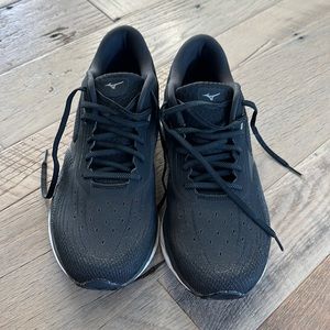 Mizuno. Men’s black running shoe. NWOT.